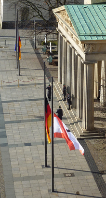 Hissflaggen Europa-Bund-Bund-Berlin auf halbmast vor der Gedenkstätte Neue Wache in Berlin