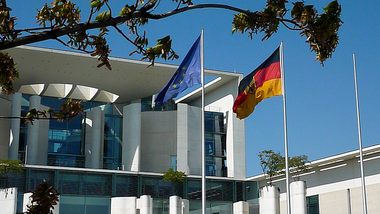 Europaflagge und Bundesdienstflagge vor dem Bundeskanzleramt