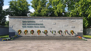 Kränze an der Gedenkmauer der Gedenkstätte Berlin-Plötzensee