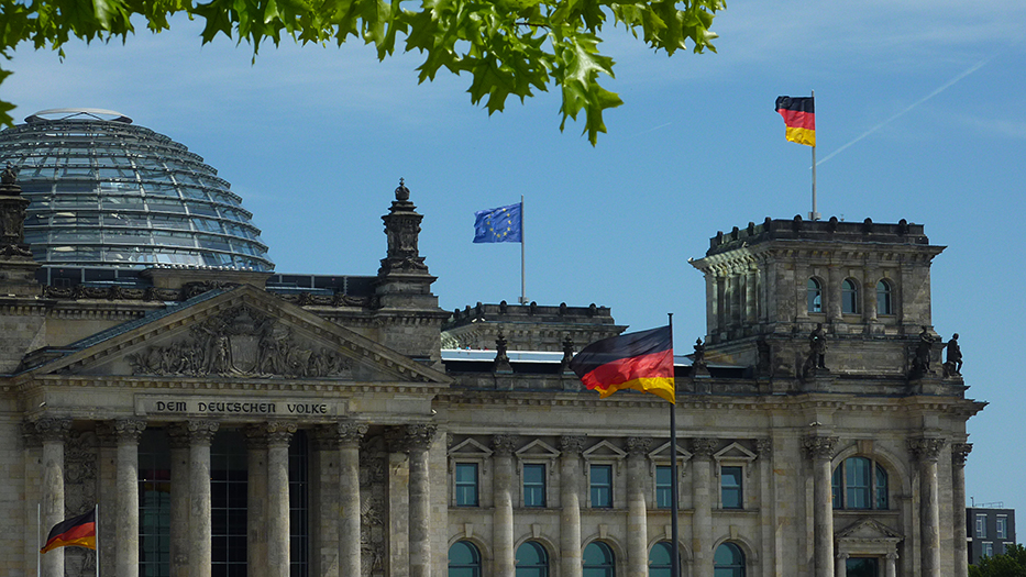 Reichstagsgebäude mit Europaflagge auf dem Südostturm