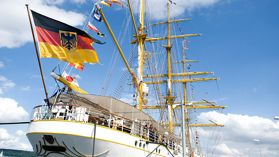 Dienstflagge der Seestreitkräfte am Heck des Segelschulschiffs Gorch Fock