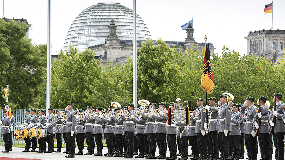 Das Ehrengeleit der Bundeswehr bei einem Staatsbesuch der Bundeskanzlerin