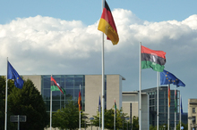 Protokollstrecke vor dem Bundeskanzleramt mit abwechselnder Beflaggung Europa-Malawi-Bund