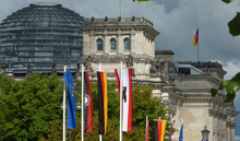 Bannerflaggen Europa-Malawi-Bund-Berlin auf dem Platz des 18. März in Berlin