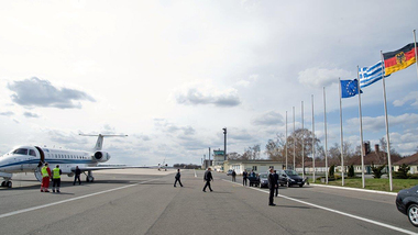 Flaggen Europa-Griechenland-Bundesdienst auf Höhe der Parkposition eines Regierungsflugzeugs auf dem Flughafen Berlin-Tegel