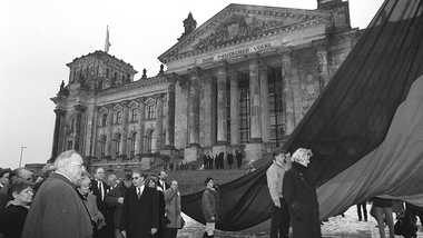 Am 20. Dezember 1990 wird die Flagge der Einheit am endgültigen Flaggenmast auf dem Platz der Republik gehisst