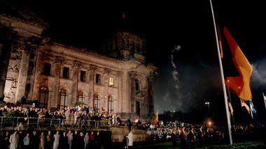 Feierliches Hissen der Flagge der Einheit zur Wiedervereinigung in der Nacht zum 3. Oktober 1990