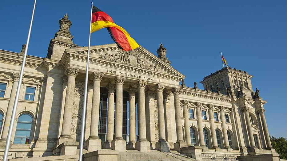 Flagge der Einheit vor dem Reichstagsgebäude in Berlin
