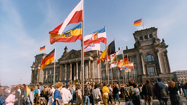 Am 3. Oktober 1990 wehen neben der Flagge der Einheit auch die Flaggen der alten und neuen Bundesländer auf dem Platz der Republik