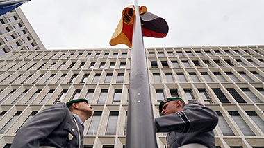 Zum Niederholen der Flagge werden zwei Personen benötigt, die sich links und rechts vom Flaggenmast aufstellen. Die rechts stehende Person bedient die Flaggenleine und holt die Flagge in einem angemessenen, gleichmäßigen Tempo nieder. Am Ende der Trauerbe