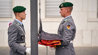 Die gefaltete Flagge wird mit allen Haken an der Flaggenleine - dem "Heißseil" - des Flaggenmastes befestigt.