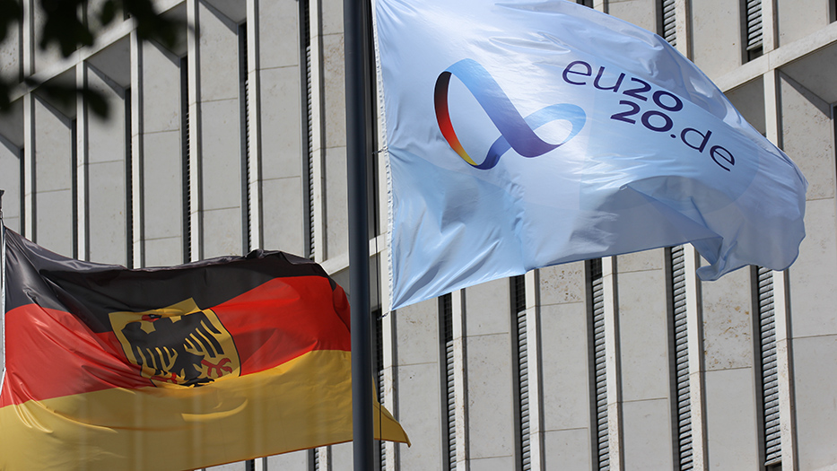 Die Flagge mit dem Logo der deutschen Ratspräsidentschaft zur EU 2020 neben der Bundesflagge