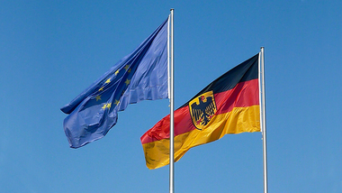 Europaflagge und Bundesdienstflagge