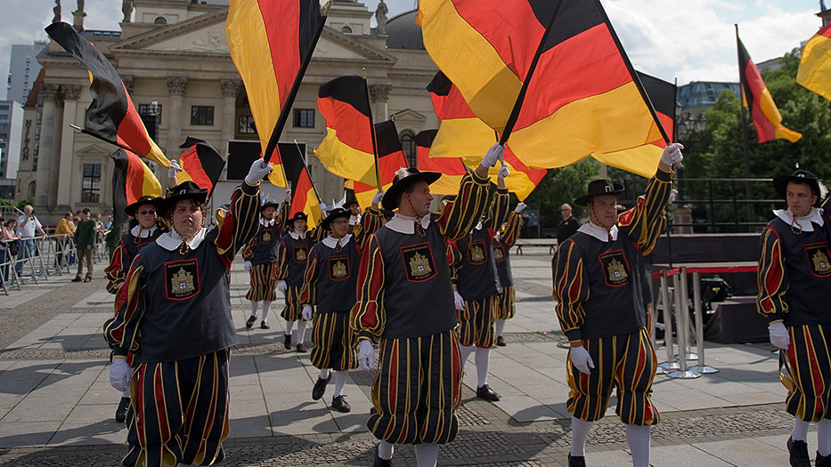 Fahnenschwinger mit Bundesflaggen vor dem Deutschen Dom in Berlin
