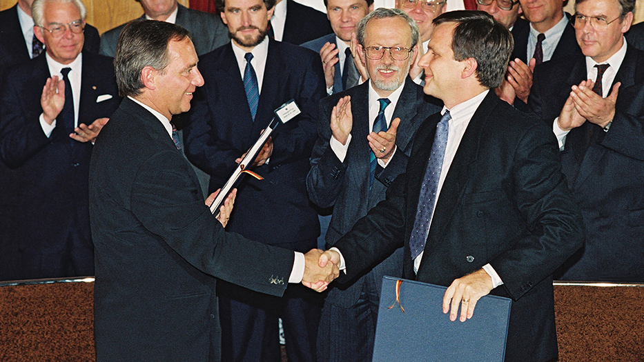 31.08.1990: Wolfgang Schäuble, Bundesminister des Innern (l.) und DDR-Staatssekretär Günther Krause (r.) unterzeichnen im Kronprinzenpalais (Unter den Linden) den Einigungsvertrag