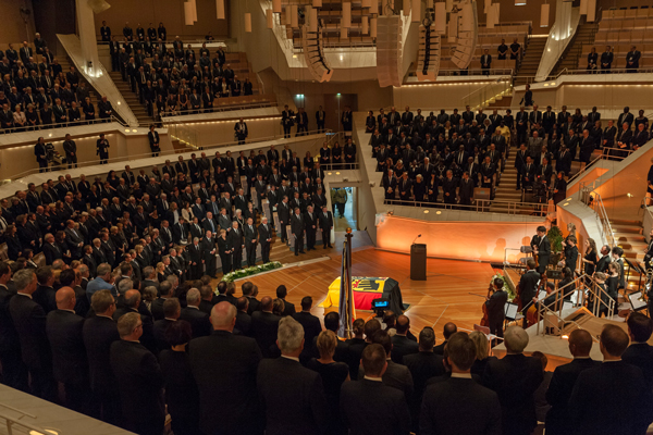 Panoramaaufnahme bei den Trauerfeierlichkeiten für Bundesminister a. D.Walter Scheel in der Berliner Philharmonie am 7. September 2016
