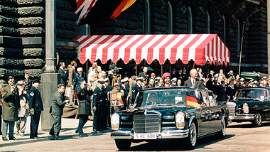 Königliche Standarte und Stander mit Bundesflagge am Wagen von Königin Elisabeth II. vor dem Hamburger Rathaus 1965