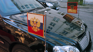 Limousine mit Stander des russischen Präsidenten und Stander des Bundeskanzlers