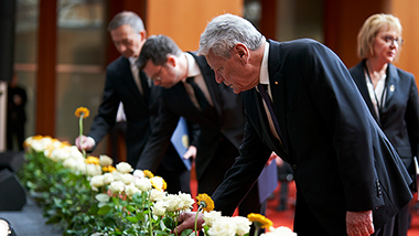 Bundespräsident a. D. Joachim Gauck, der Bundesminister der Justiz, Dr. Marco Buschmann, MdB, und der Beauftrage der Bundesregierung für die Anliegen von Betroffenen von terroristischen und extremistischen Anschlägen im Inland, Pascal Kober, MdB, schmücke