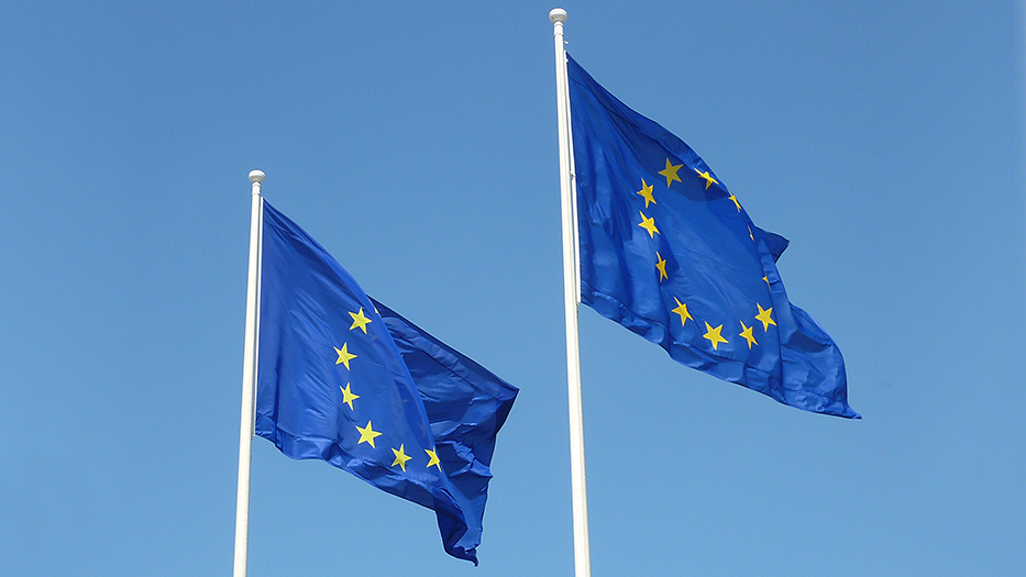 Europaflagge links korrekt und rechts kopfüber gehisst
