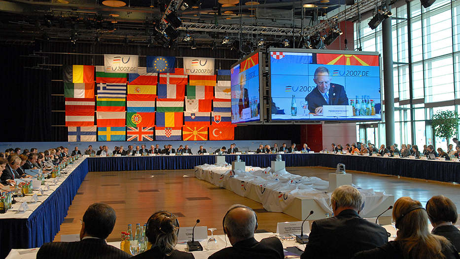 Flaggen im Konferenzsaal beim Treffen der EU-Justiz- und Innenminister in Dresden 2007